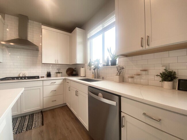 Building Photo - Modern Bonney Lake Home w/ AC  **SHORT TERM LEASE THROUGH 8/31/26 **
