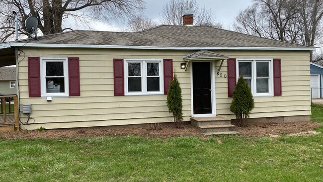 Building Photo - 2 bedroom, 1 bath home for rent in Evansdale