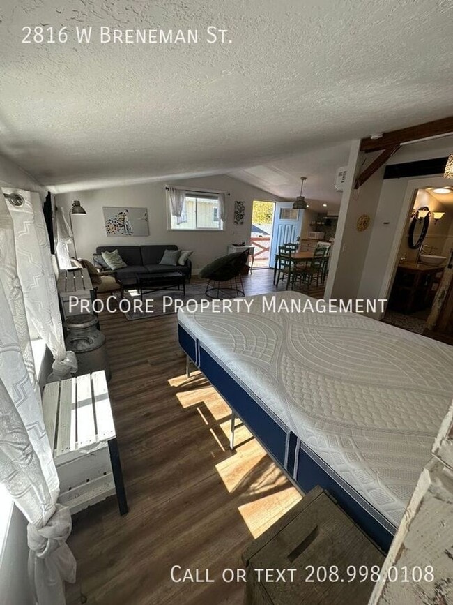 Building Photo - Charming Upper Unit Studio –Above Garage | $1,195.00 | Near Downtown