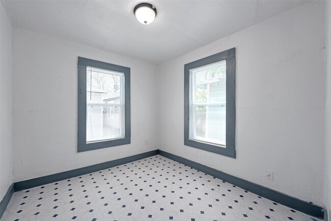 Building Photo - 2526 Campbell St