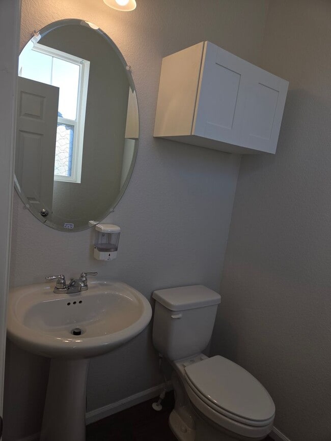 Building Photo - Modern Comfort in a Prime Location – 3 Bed...