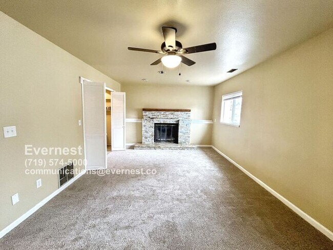 Building Photo - Spacious 4-Bedroom Home with Modern Comfor...