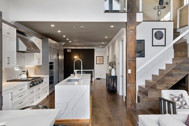 Building Photo - 719 E 2nd St