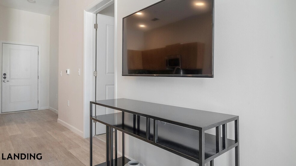 Building Photo - 5256 International Dr