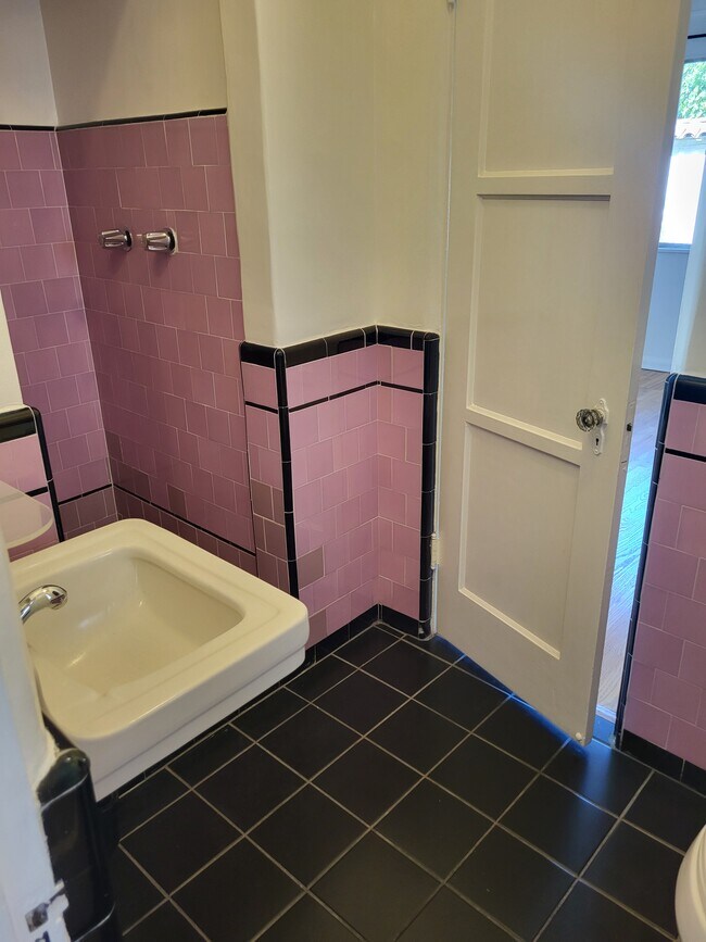 Building Photo - 346 N Alfred St