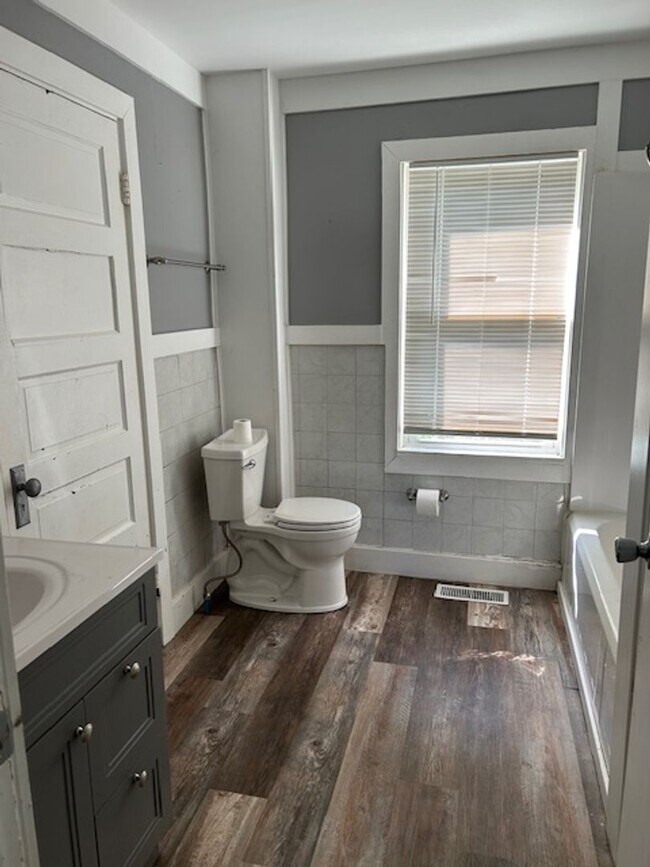 Building Photo - 3 Bedroom, 1 Bath Cape Cod Home w/Detached...