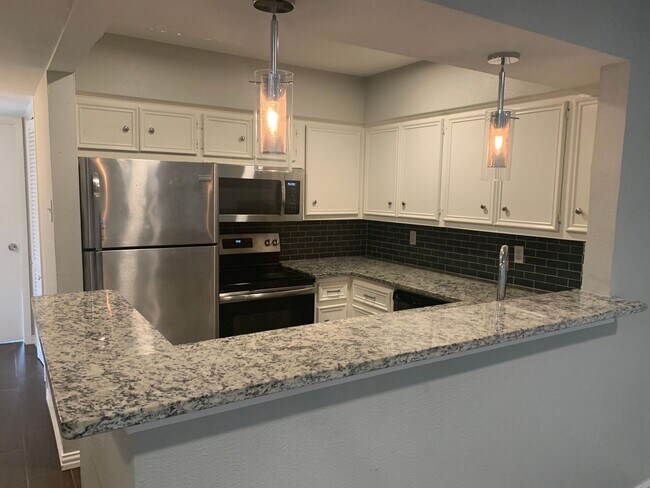 Building Photo - Modern 2 Bedroom, 2 Bathroom Condo in the Heart of Vibrant Oaklawn!