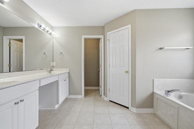 Building Photo - 2490 Pepper Dr