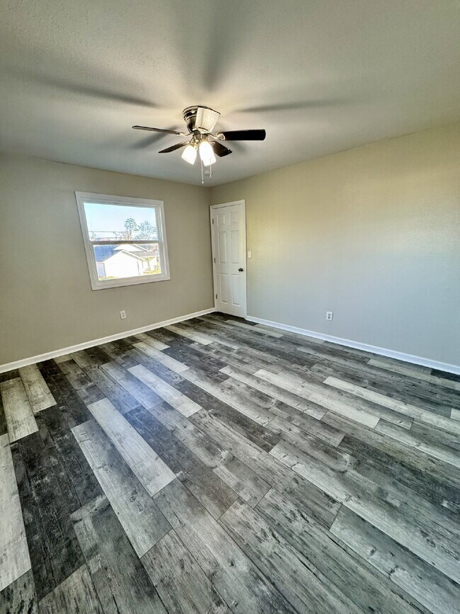 Building Photo - FRESHLY PAINTED 4 bedroom home in Lynn Haven!