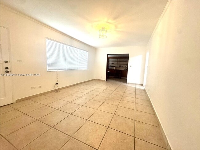 Building Photo - 539 W 40th Pl