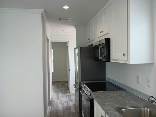 Building Photo - 26 Lily Dr