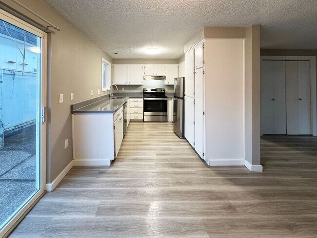 Building Photo - 1117 W 6th Ave