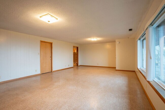 Building Photo - 610 N Aurora Ave