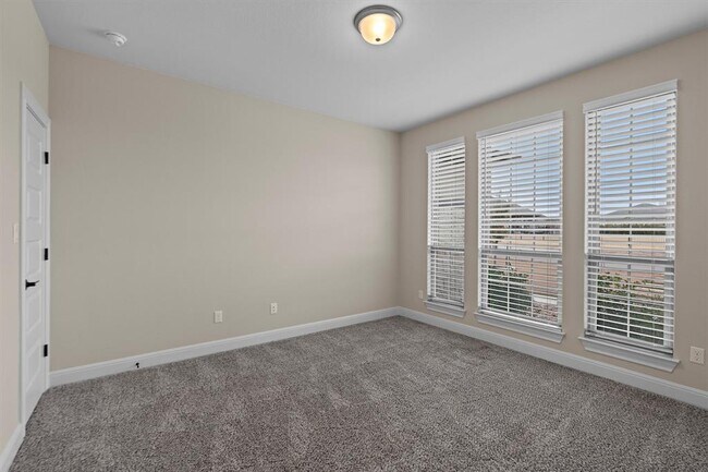 Building Photo - 305 Miranda Wy