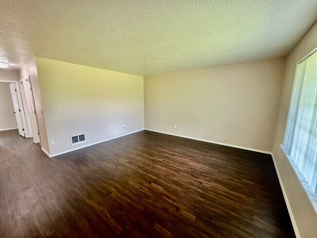 Building Photo - 3130 Meadow Glen Ln