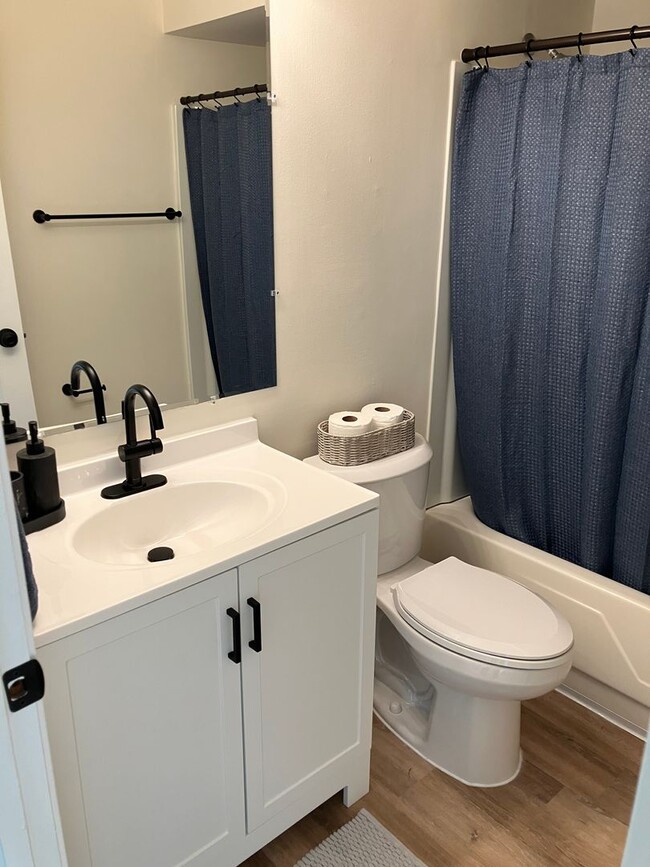 Building Photo - Large 2 Bedroom Available Now!