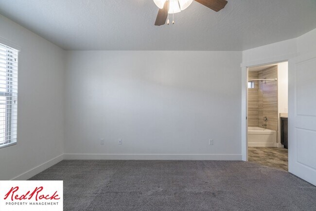 Building Photo - 4 Bed/2.5 Bath Townhome in Desert Bluff!