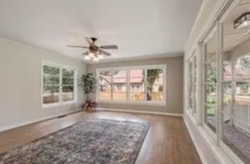 Building Photo - 924 E Houston Ave