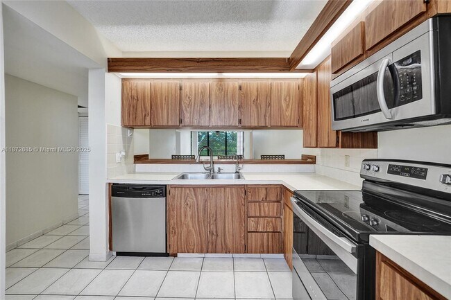 Building Photo - 1502 Whitehall Dr