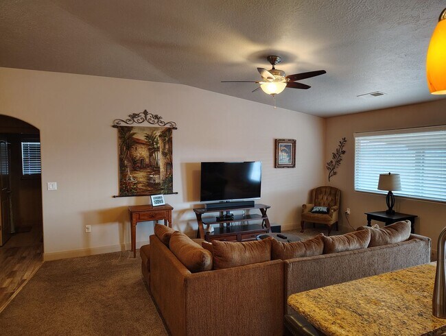 Building Photo - Cozy 3 Bedroom, 2 Bathroom Home in Washington!