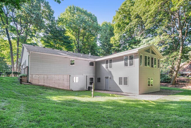 Building Photo - Beautiful 3BD/2.5BA Ranch in Park-like Setting