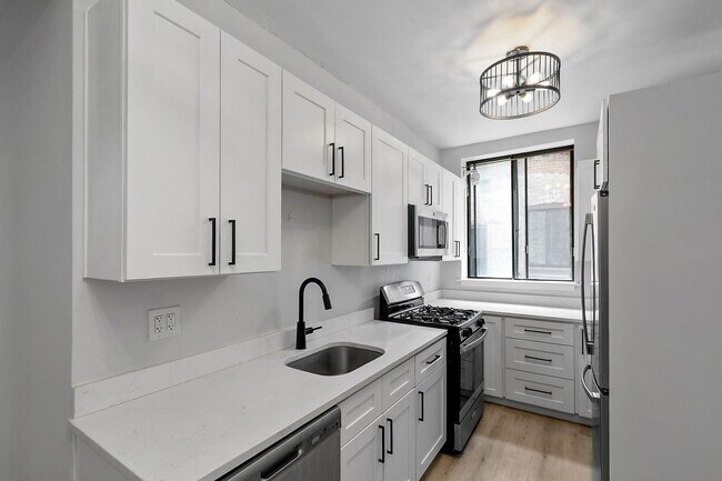 Building Photo - 918 W Sunnyside Ave