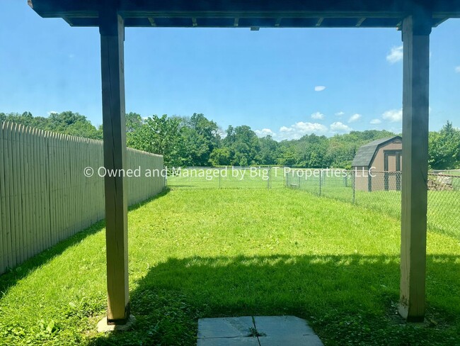 Building Photo - Large 3 Bed 2.5 Bath Completely Townhome i...