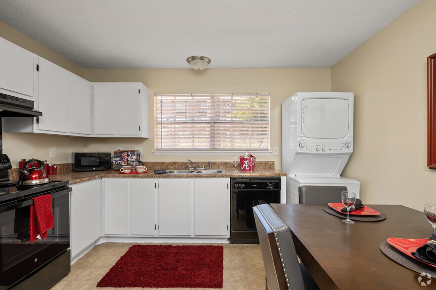 2BR, 1BA - 900SF - Kitchen - Fountain Square Apartment Homes