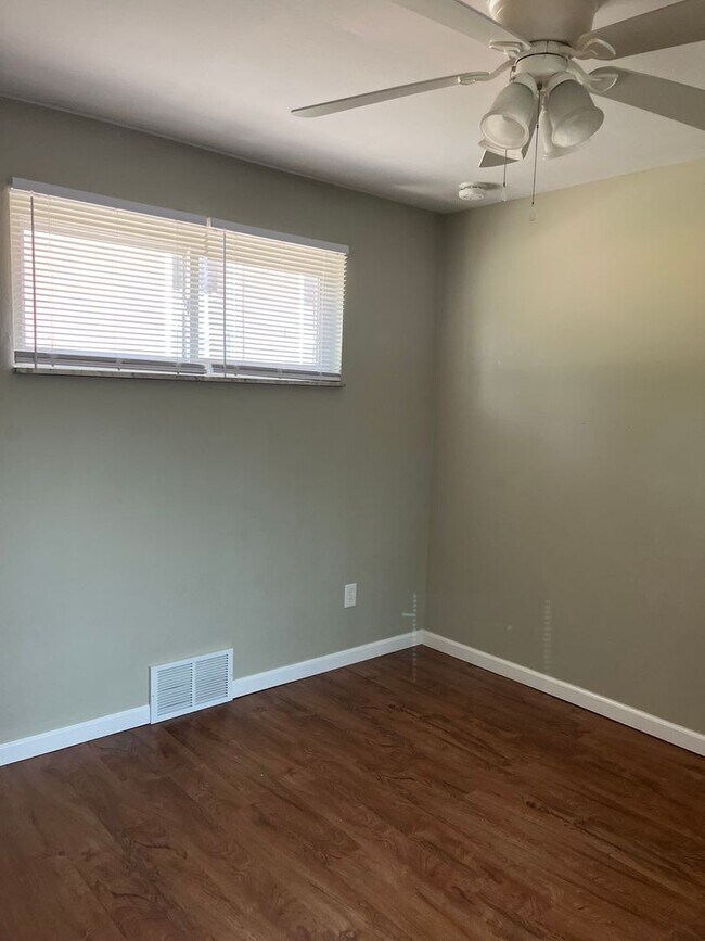 Building Photo - Inviting 1 bed/1bath in Benton Park West