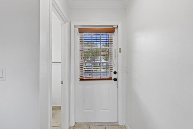 Building Photo - 814 Hill Dr