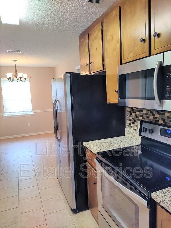 Building Photo - 734 Robin Hood Dr