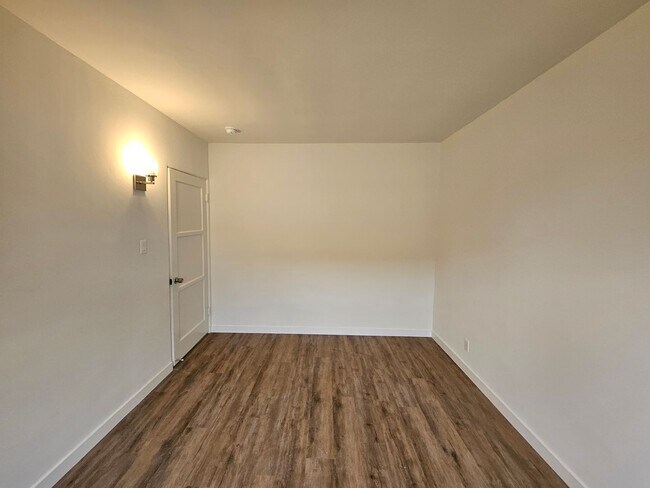 Building Photo - 931 N Screenland Dr