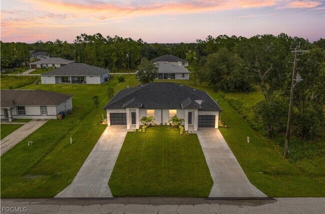 Building Photo - Charming 3BR Duplex in Lehigh Acres