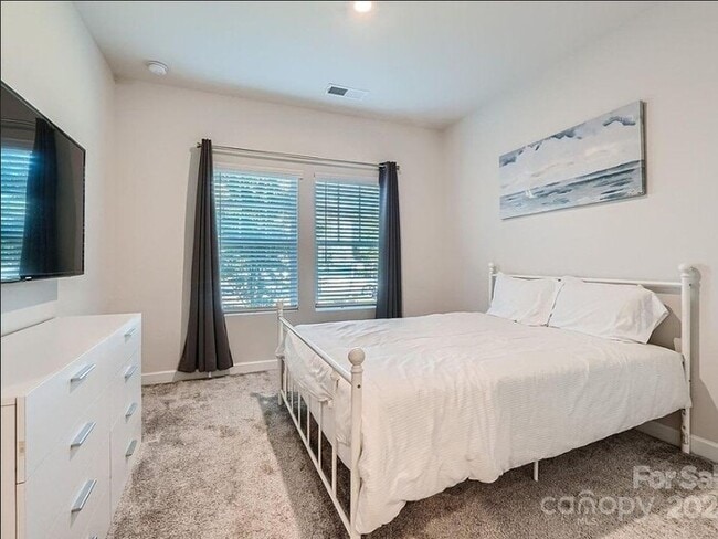 Building Photo - Spacious 4-Bed, 4-Bath Home with Modern Co...