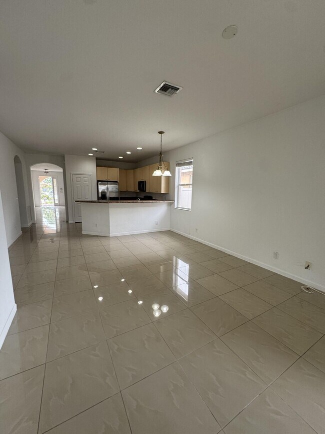 Building Photo - 1804 SW Jamesport Dr