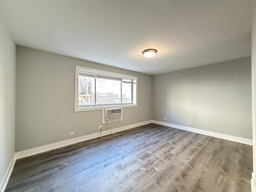 Building Photo - 447 W Surf St