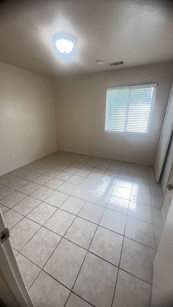 Building Photo - Spacious 2-Bedroom Duplex for Rent