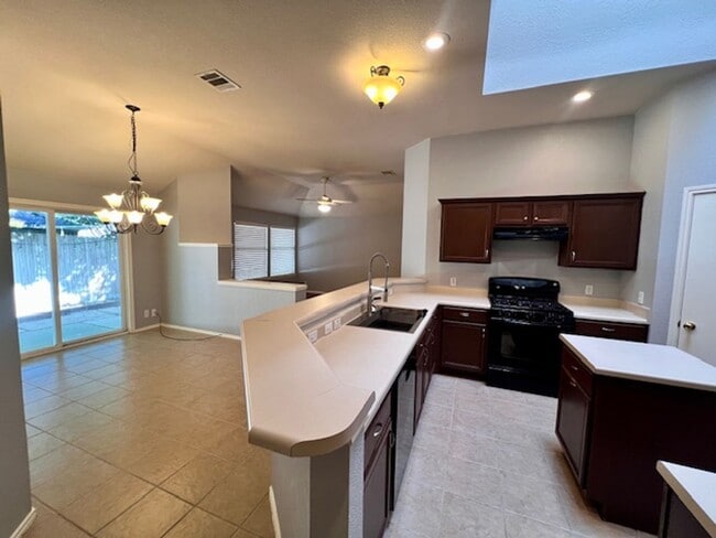 Building Photo - Steeds Crossing / One Story / 3 bedrooms, 2 bath, 2 living / Pflugerville ISD