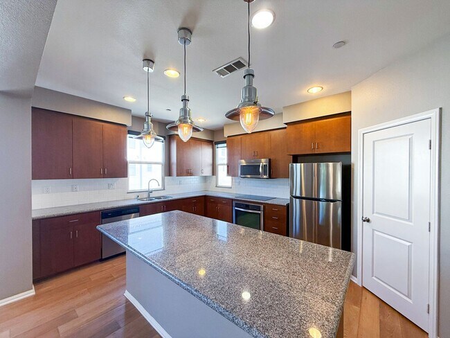 Building Photo - Beautiful 3B/3.5BA Townhouse in Carlsbad w...