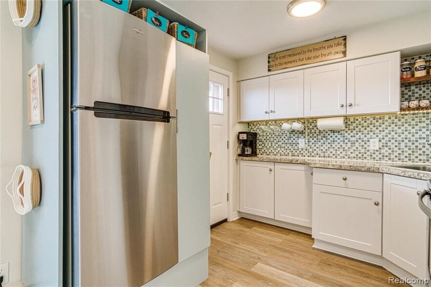 Building Photo - 7187 Silver Lake Rd