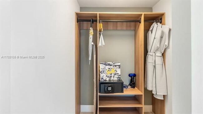 Building Photo - 601 NE 1st Ave