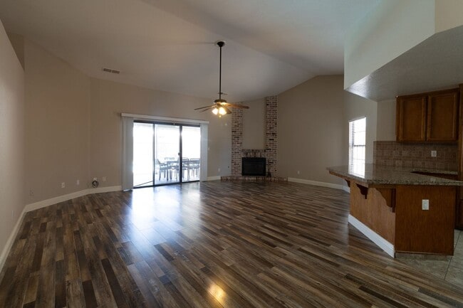 Building Photo - Stunning 3-bedroom, 2-bathroom home with a...