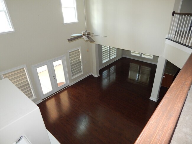 Building Photo - Spacious 6 bedroom, 4 bathroom home!