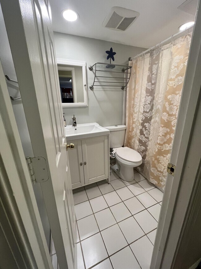 Building Photo - 5614 Bloomfield Dr