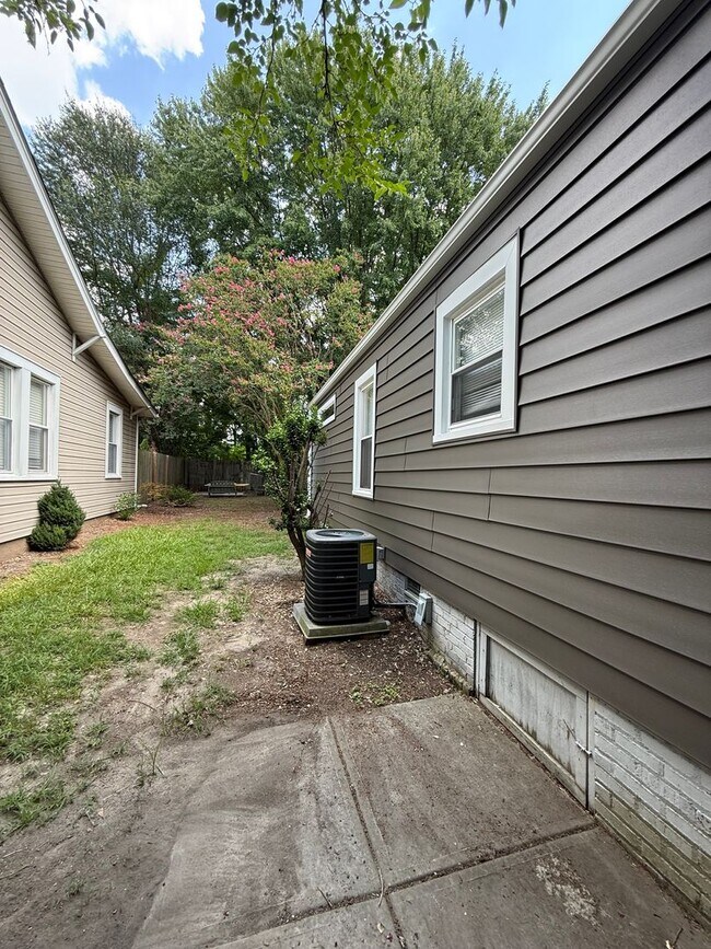 Building Photo - Bungalow in Charlotte with 2 bedrooms, 2 baths