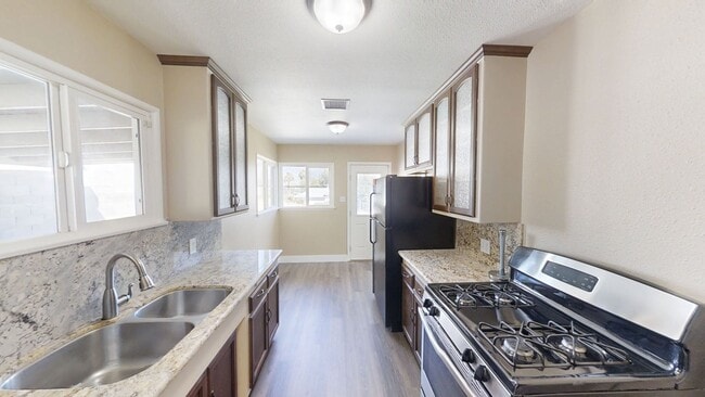 Building Photo - 2 Bedroom with City View