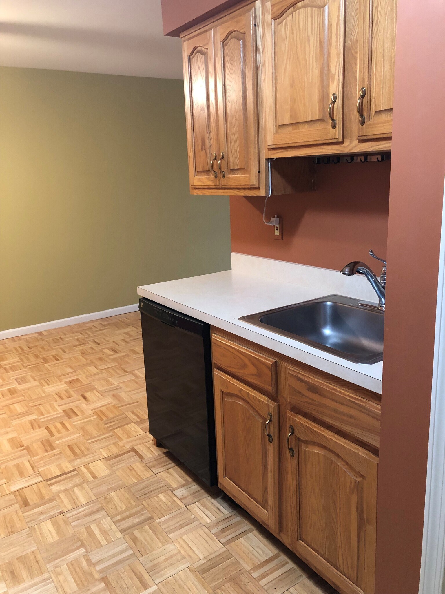 Kitchen - 842 Belmont Dr