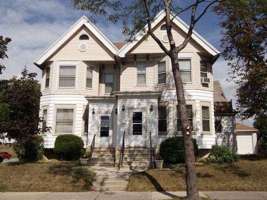 Building Photo - Stunning 3 bedroom near downtown Milwaukee!