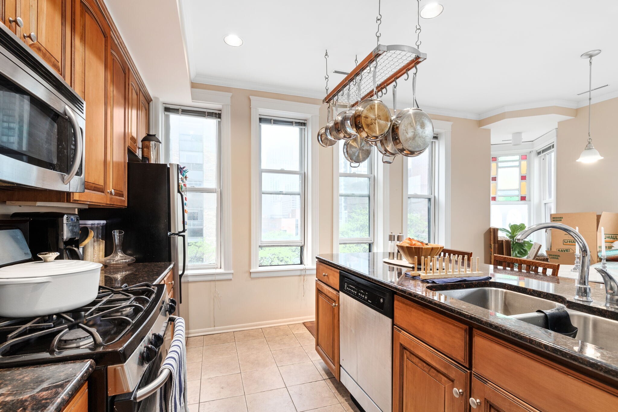 Building Photo - 104 W Oak St