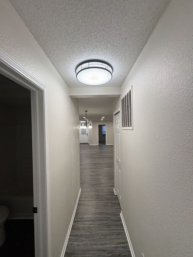 Building Photo - Beautiful 3 Bedroom, 2 Bath Available Now!